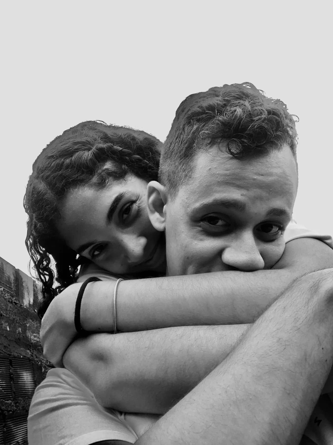 Albert e Ana Rute abraçados em uma foto em preto e branco