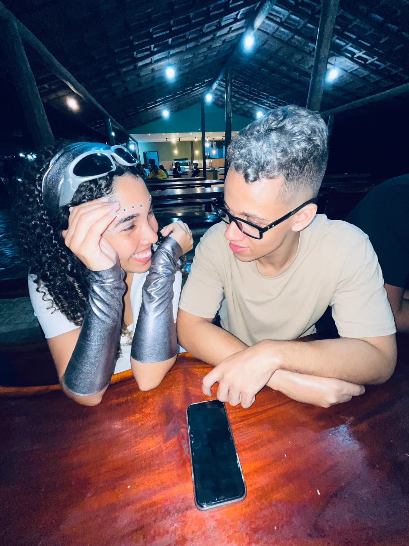 Albert e Ana Rute sorrindo um para o outro