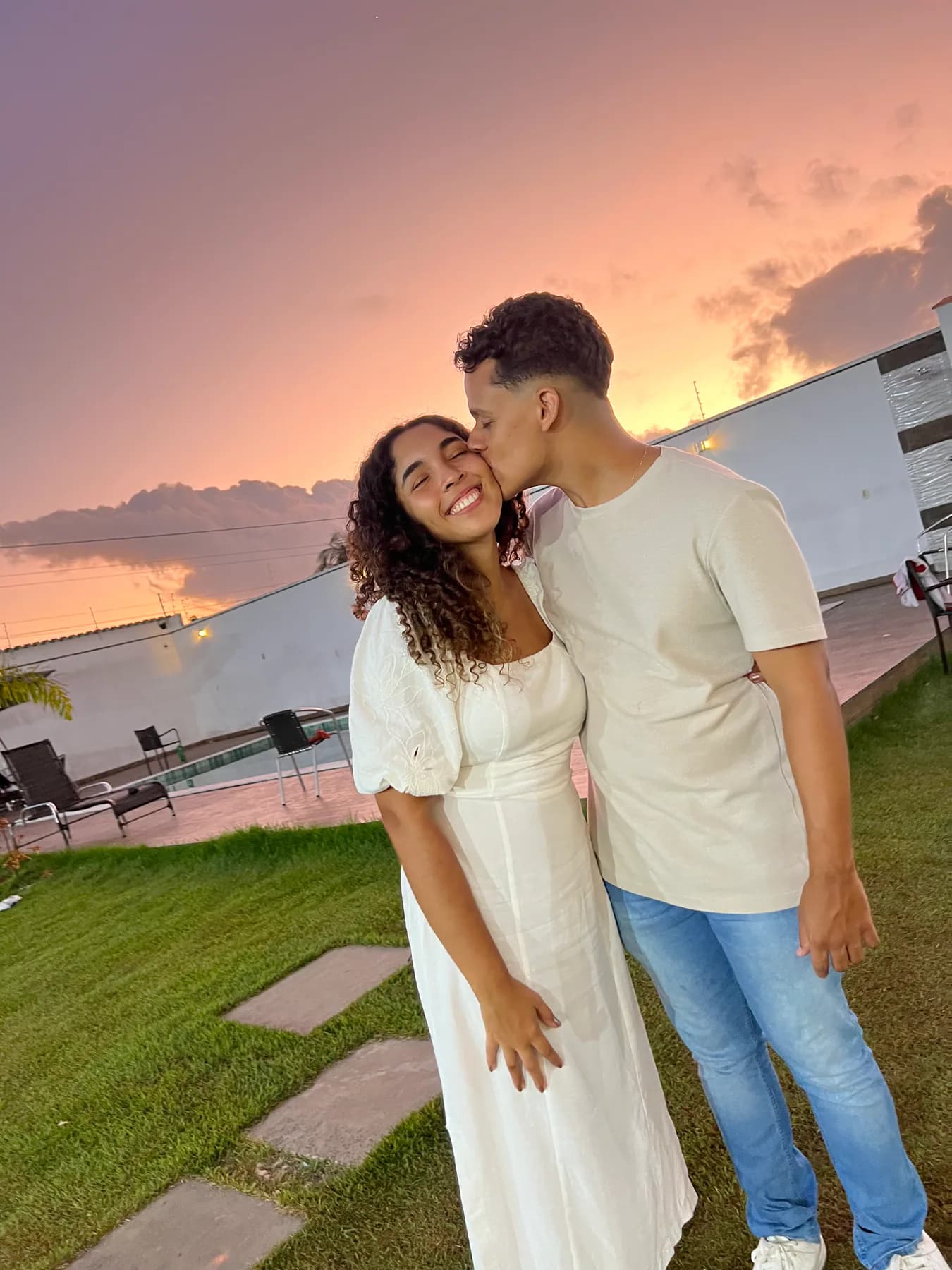 Albert beijando Ana Rute ao pôr do sol