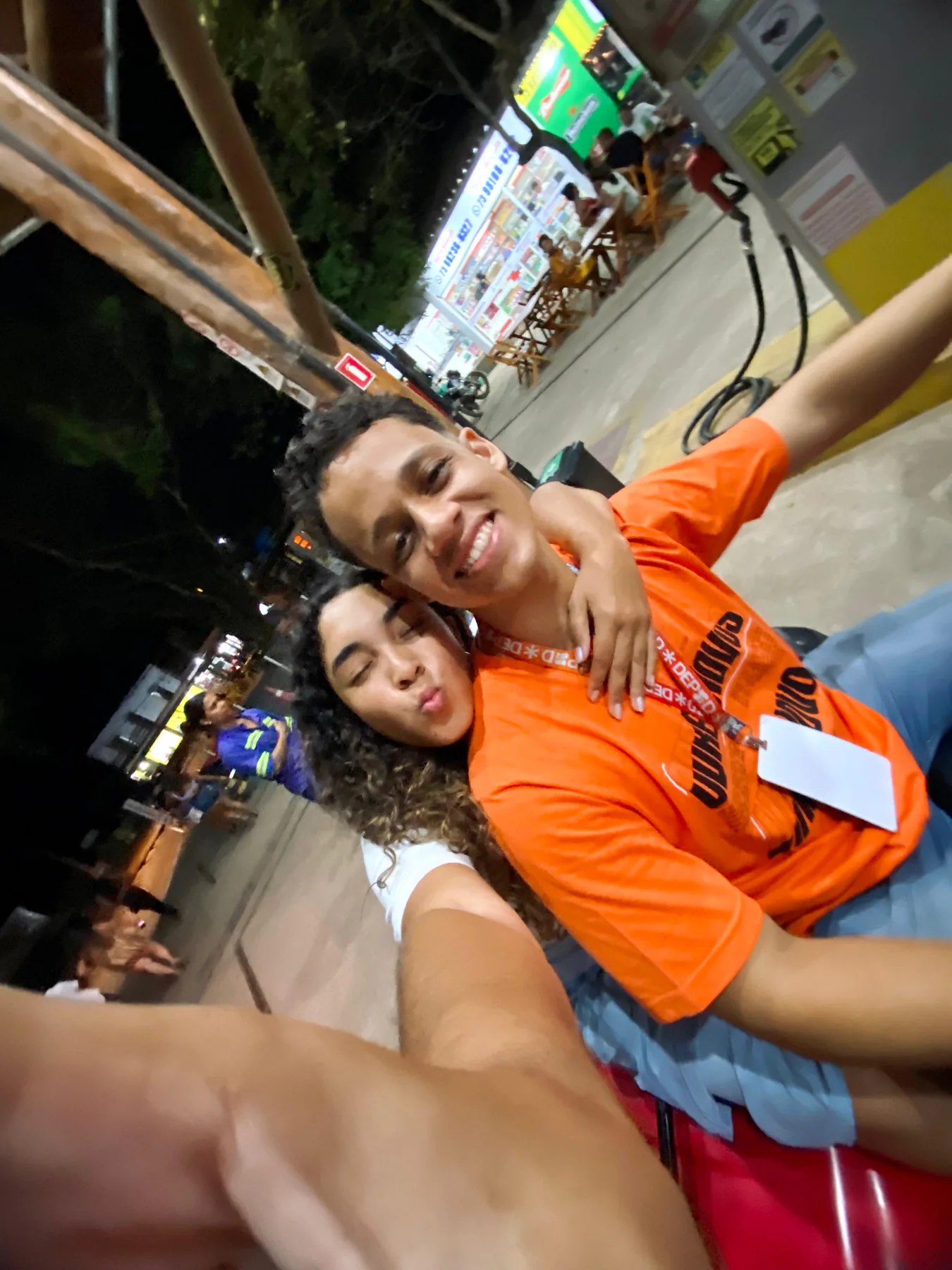 Albert e Ana Rute juntos em um passeio à noite