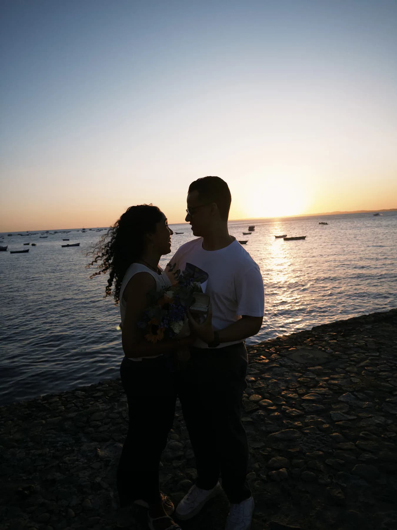 Albert e Ana Rute diante do mar no pedido de casamento