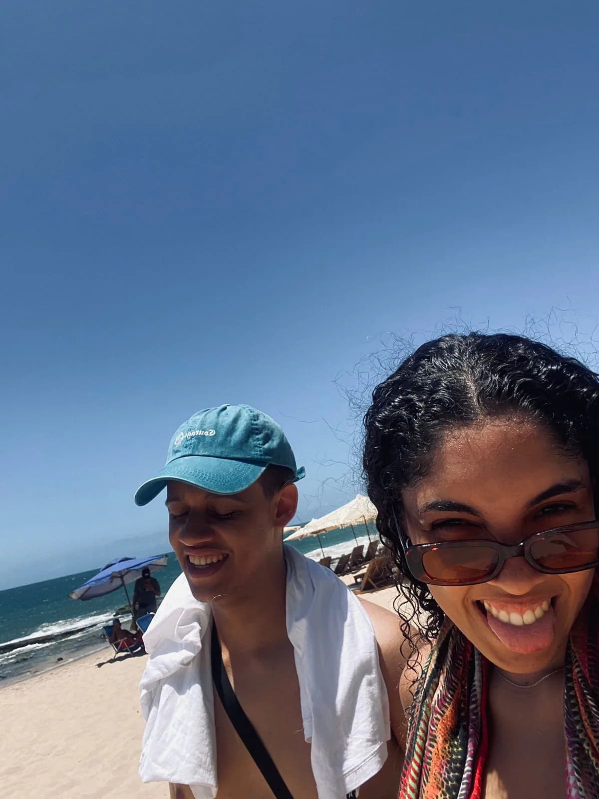 Albert e Ana Rute sorrindo juntos na praia