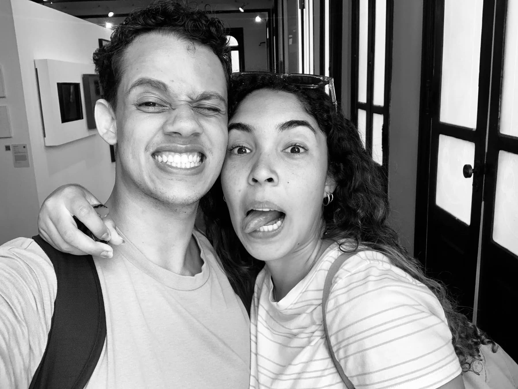 Albert e Ana Rute fazendo careta em uma foto em preto e branco
