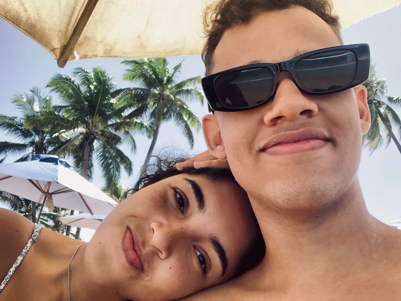 Albert e Ana Rute descansando juntos na praia