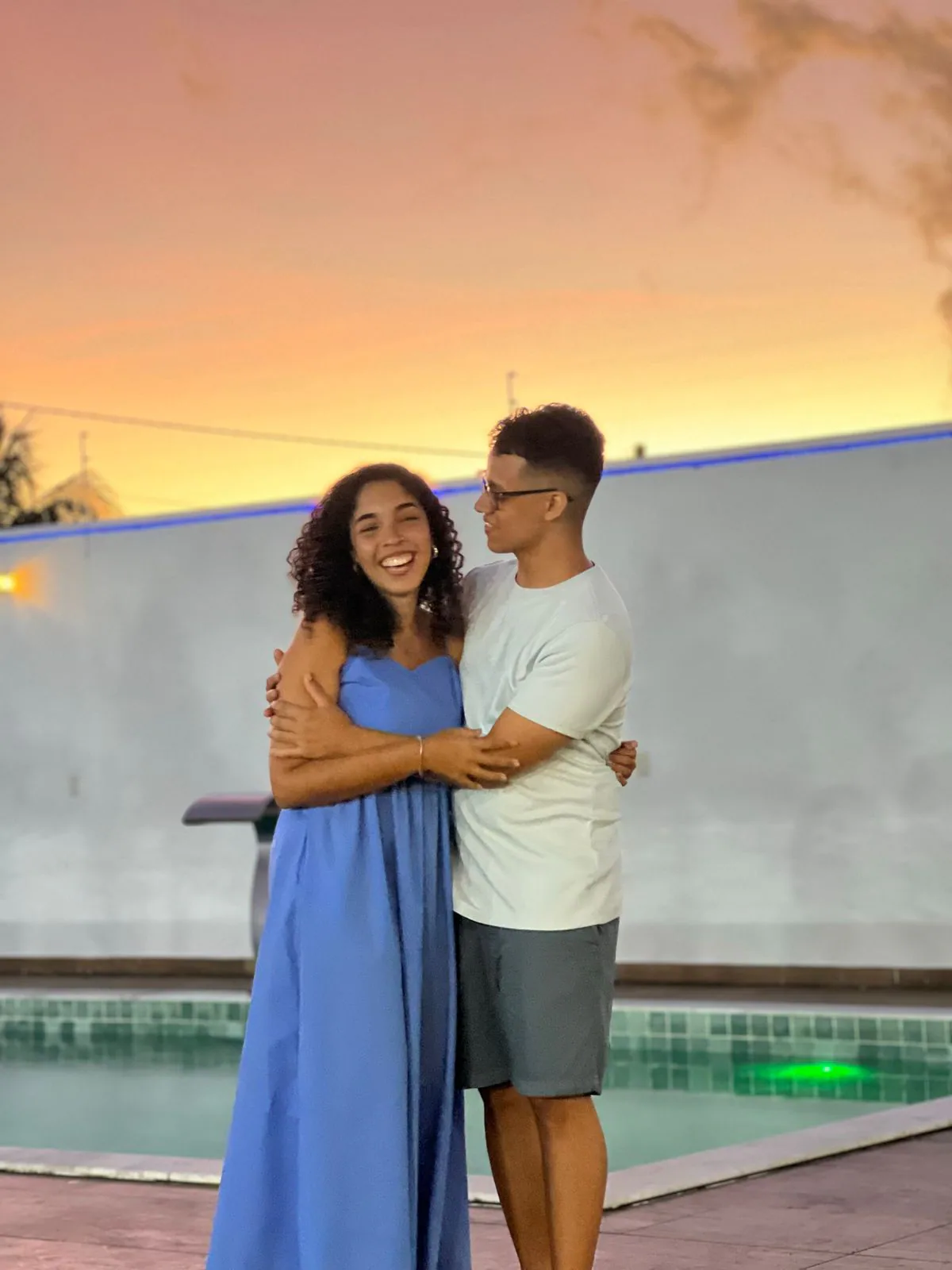 Albert e Ana Rute juntos ao lado da piscina