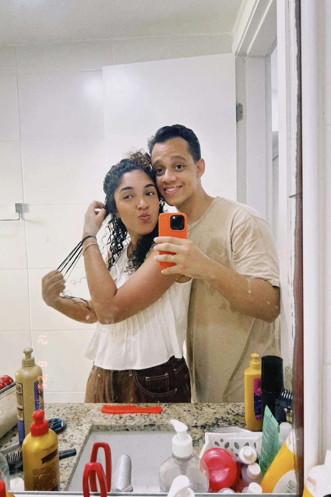 Albert e Ana Rute diante do espelho
