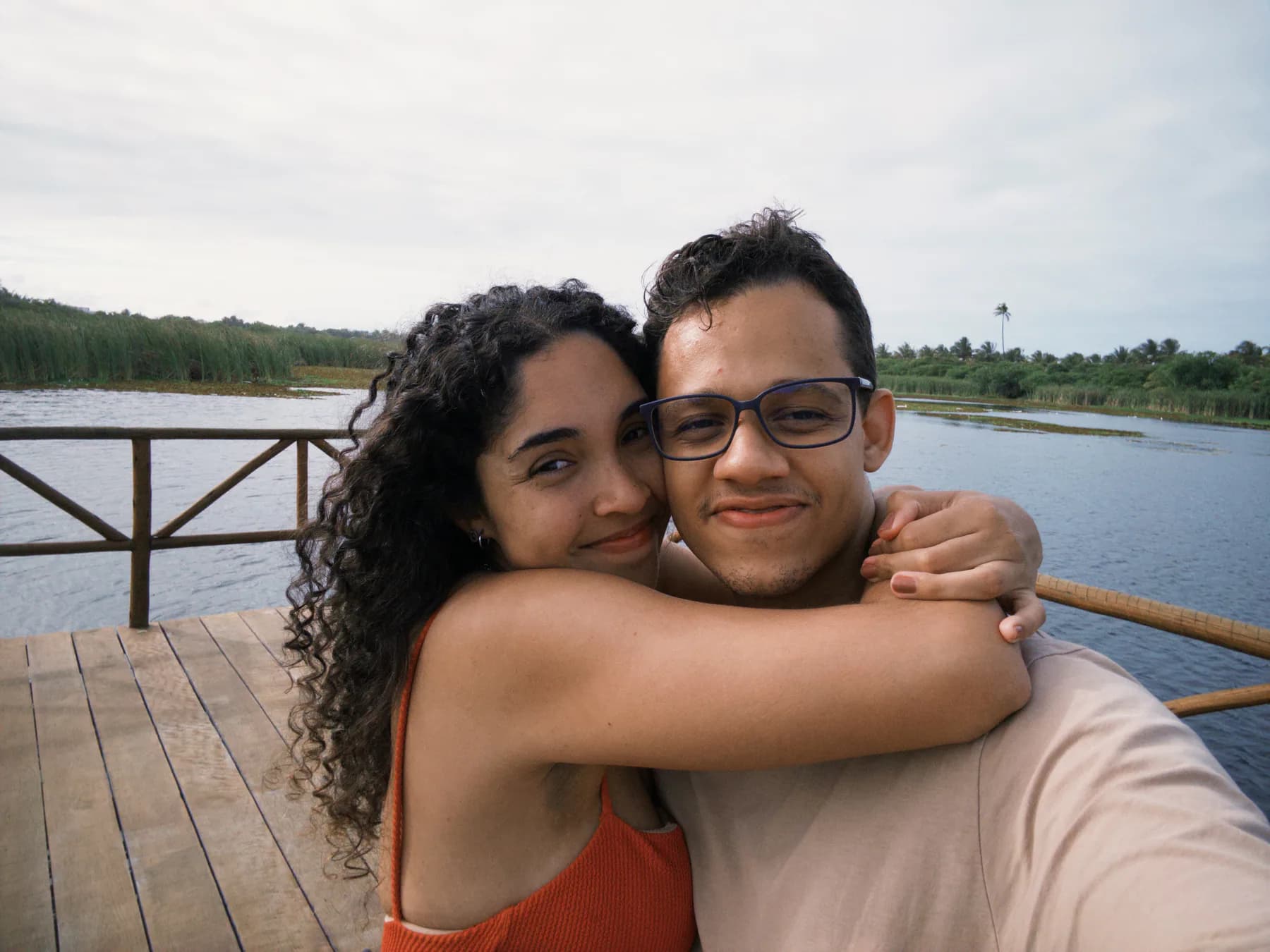 Ana Rute abraçando Albert diante de um lago