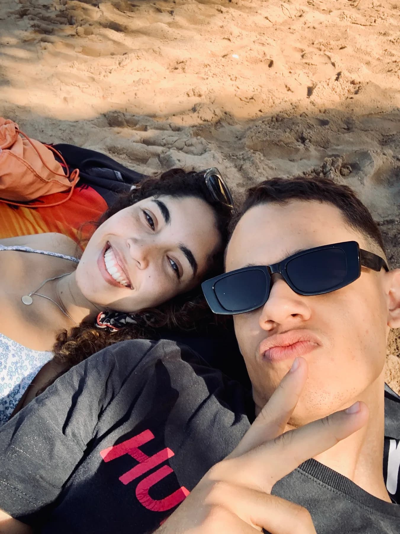 Albert e Ana Rute deitados juntos na praia